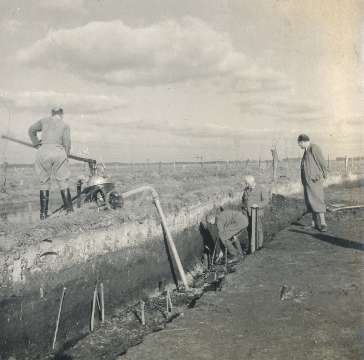 Ausgrabung an der Hunte. Pfaffenberg (Zweiter von rechts) stützt sich auf einen Bodensäulenzylinder, der zur Entnahme einer Bodenprobe verwendet wird.