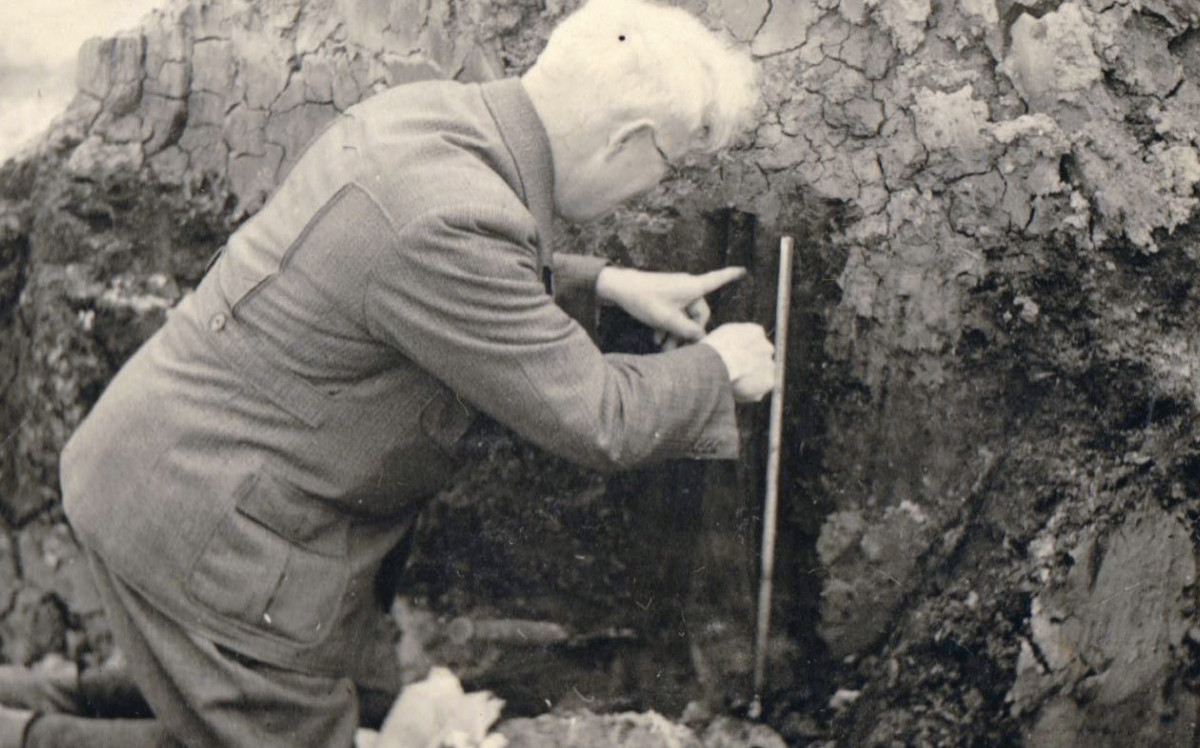 Pfaffenberg bei der Entnahme einer Bohrprobe.