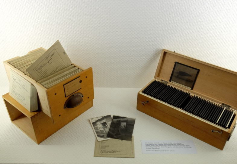 Jeweils zwei von mehreren Kästen mit nummerierten Glasnegativen und Glasdias der Fotografien der 1920er und 1930er Jahre.