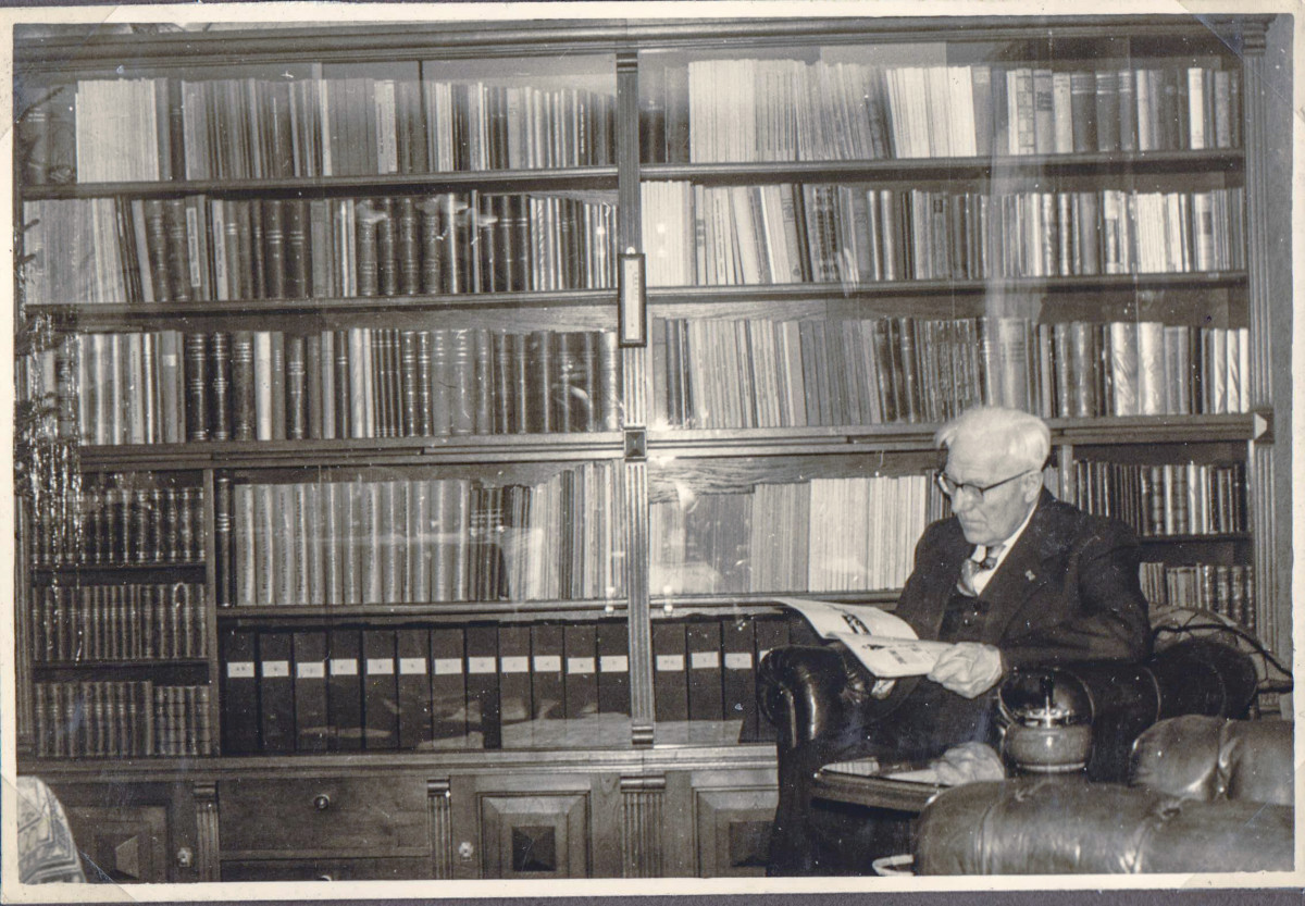 Kurt Pfaffenberg vor seinem Bücherregal